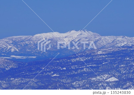 冬季十勝岳山頂からの天塩岳 135243830