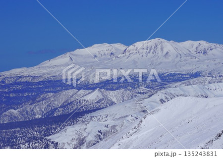 冬季十勝岳山頂からの旭岳 135243831