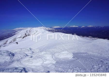 冬季十勝岳山頂からの大雪山系と東大雪の山々 135243840