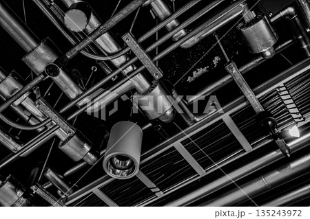 プラントの配管とバルブ 135243972