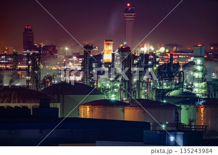 川崎マリエンから見える京浜工業地帯の夜景 135243984