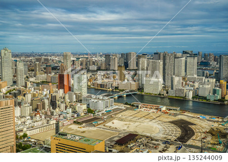カレッタ汐留の展望台から見える東京の街並み カレッタ汐留の展望台から見える東京の街並み 135244009