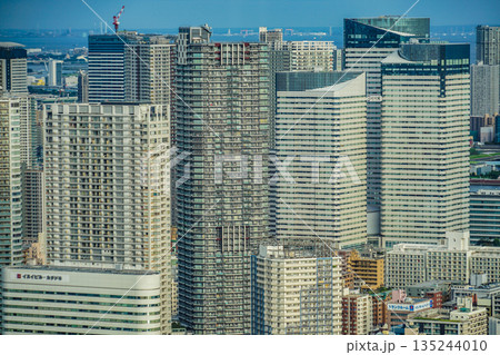 カレッタ汐留の展望台から見える東京の街並み 135244010