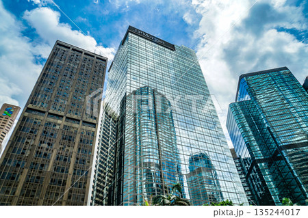 香港の高層ビル群と晴天の空 135244017