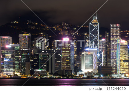 ビクトリア・ハーバーから見える香港の夜景 ビクトリア・ハーバーから見える香港の夜景 135244020