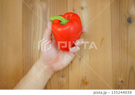 パプリカを持つ男性の手 135244039
