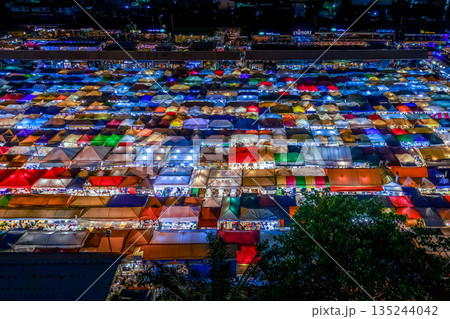 タラートロットファイラチャダーの夜景（タイ王国） 135244042