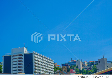 横浜市天王町の街並みと青空 135244058