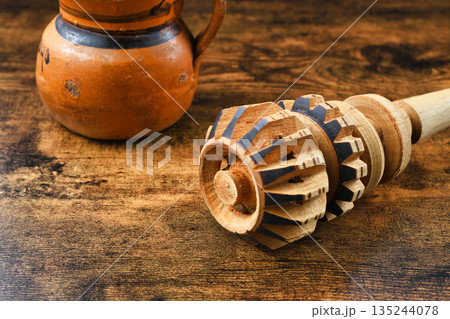 メキシコのモリニージョ(molinillo)　チョコラーテを作るための調理器具 135244078