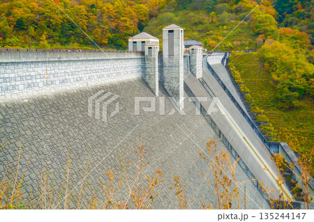 四万川ダムと秋の山 四万川ダムと秋の山 135244147