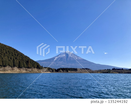 快晴の空と春先の富士山 135244192
