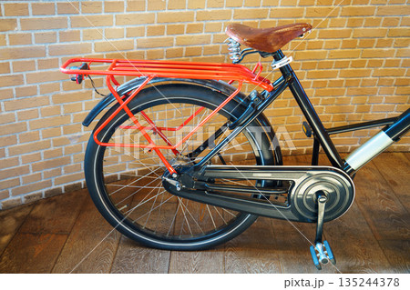 木の床の室内に置かれたカラフルな自転車 135244378