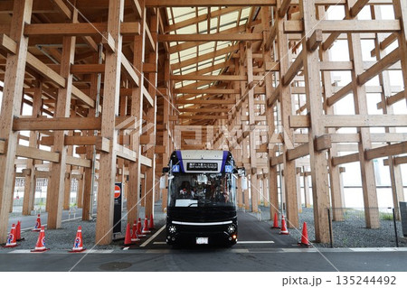 大阪関西万博の大屋根リングとその下を走る大阪関西万博の大屋根リングとその下を走るEVMJの自動運バス 大阪関西万博の大屋根リングとその下を走る大阪関西万博の大屋根リングとその下を走るEVMJの自動運バス 135244492