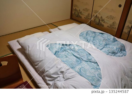 障子に包まれた静寂、畳の上の眠り 135244587