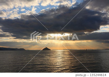 雲間から差す光が描く、幻想の海景 雲間から差す光が描く、幻想の海景 135244614