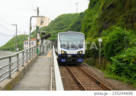 リゾートしらかみ 青池編成 千畳敷駅 リゾートしらかみ 青池編成 千畳敷駅 135244699