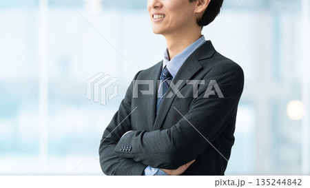 腕組みをする男性ビジネスマン 135244842