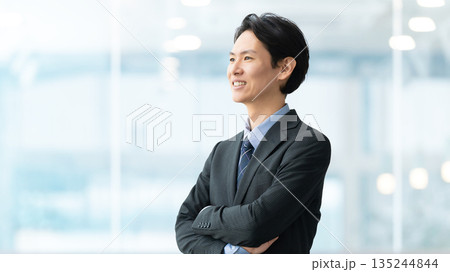 腕組みをする男性ビジネスマン 135244844