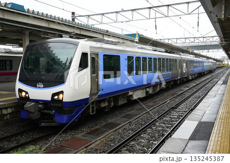 青森駅で出発を待つリゾートしらかみ 青池編成 青森駅で出発を待つリゾートしらかみ 青池編成 135245387