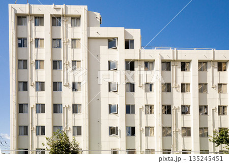 日本のモダン建築ビル、 135245451