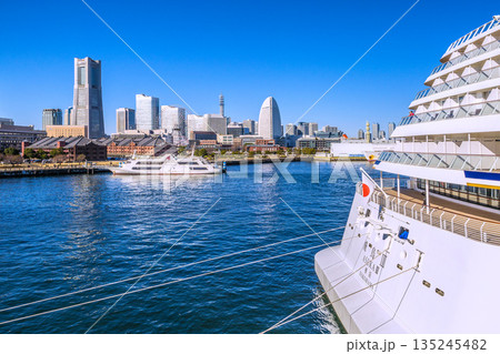 日本の横浜都市景観新造船飛鳥Ⅲとみなとみらいが競演。日本の豪華客船新時代へ 日本の横浜都市景観新造船飛鳥Ⅲとみなとみらいが競演。日本の豪華客船新時代へ 135245482