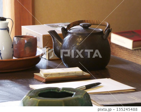 静謐な和室に置かれた文机と茶器。文豪の書斎を彷彿とさせる、古き良き日本の読書風景。 135245488