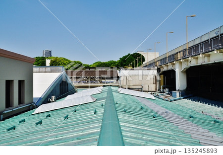 快晴の上野駅構内屋根と都市インフラ 快晴の上野駅構内屋根と都市インフラ 135245893