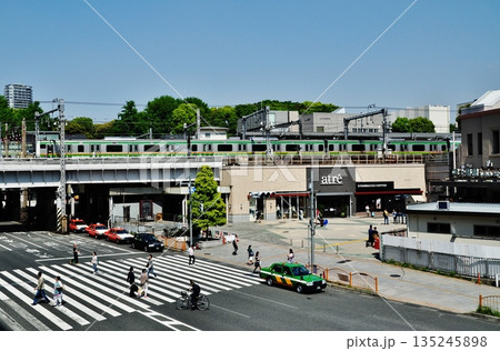 上野駅前を走る電車と横断歩道の風景 135245898