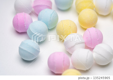 子供のおやつ・駄菓子のイメージ 散りばめられた多色のラムネ 135245905