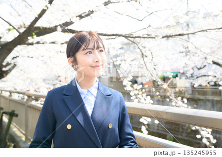 桜を見上げる日本人女性 桜を見上げる日本人女性 135245955