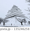 雪に包まれた日本の城 天守と冬の風景 135246258