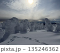 冬の山に立ち並ぶ樹氷と幻想的な空 135246362