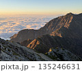 朝焼けに染まる山稜と雲海の絶景  135246631