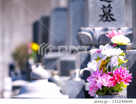 墓花と墓石in霊園 135246694