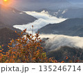 朝日に染まる雲海と秋の山々の風景 135246714