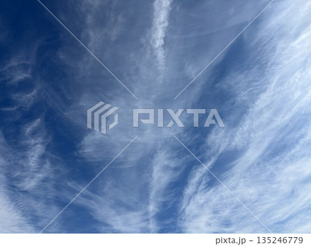 澄み渡る青空に描かれたような白い筋雲と飛行機雲 風の流れを感じる爽やかな天気の風景 澄み渡る青空に描かれたような白い筋雲と飛行機雲 風の流れを感じる爽やかな天気の風景 135246779