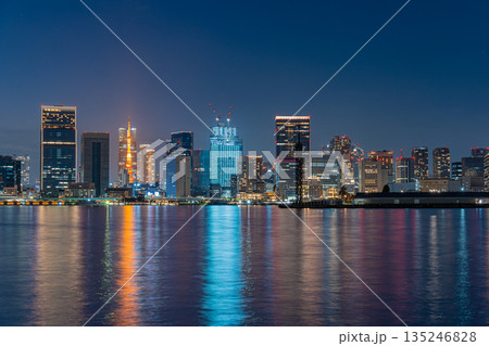東京都心の夜景　黄昏時 135246828