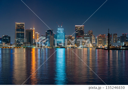 東京都心の夜景　黄昏時 135246830