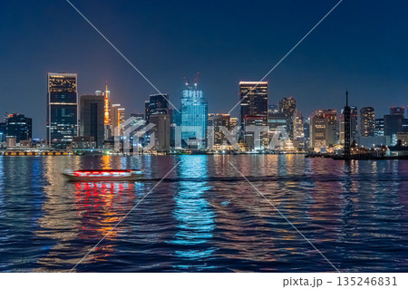 東京都心の夜景と屋形船　黄昏時 135246831