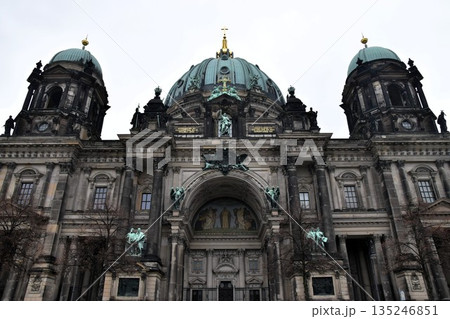 ドイツの首都ベルリンにある壮麗なベルリン大聖堂の正面ファサード 歴史と威厳を感じるドーム建築 135246851