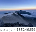 雲海に包まれる山稜と夜明けの空 135246859