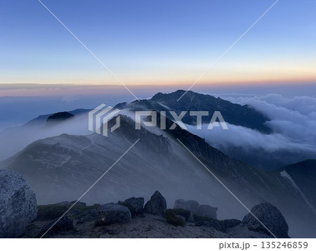 雲海に包まれる山稜と夜明けの空 雲海に包まれる山稜と夜明けの空 135246859