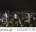 夜景に輝く大都市の高層ビル群と街の灯り  135247176