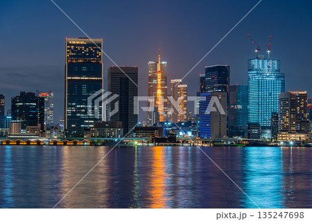 東京都心の夜景 黄昏時 東京都心の夜景 黄昏時 135247698
