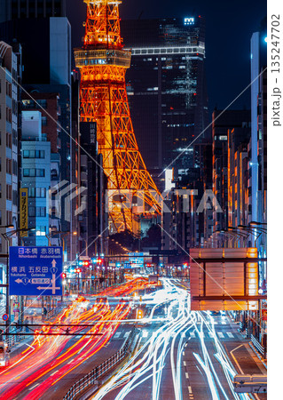 東京の夜景　東京タワーとレーザービーム 135247702