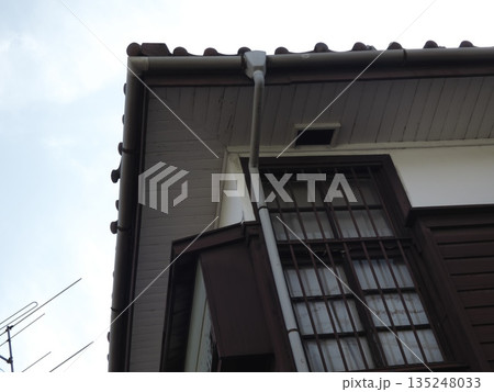 昭和レトロな木造住宅の軒先と格子窓。古き良き日本の住まいを感じさせる建築のディテール。 135248033