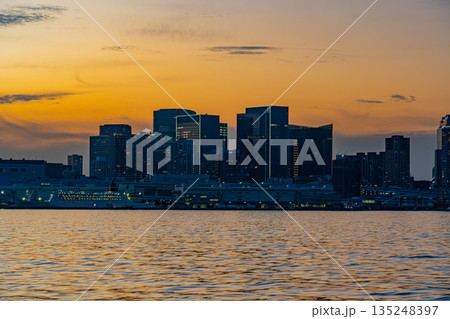 東京都心の夜景　黄昏時 135248397