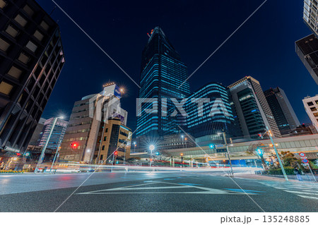 東京の夜景　日本橋とレーザービーム 135248885