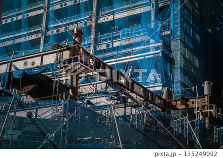 日差しが差し込む鉄骨造の建設現場 135249092