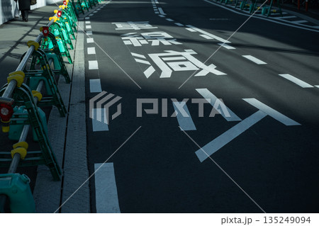 車線減少の道路 車線減少の道路 135249094